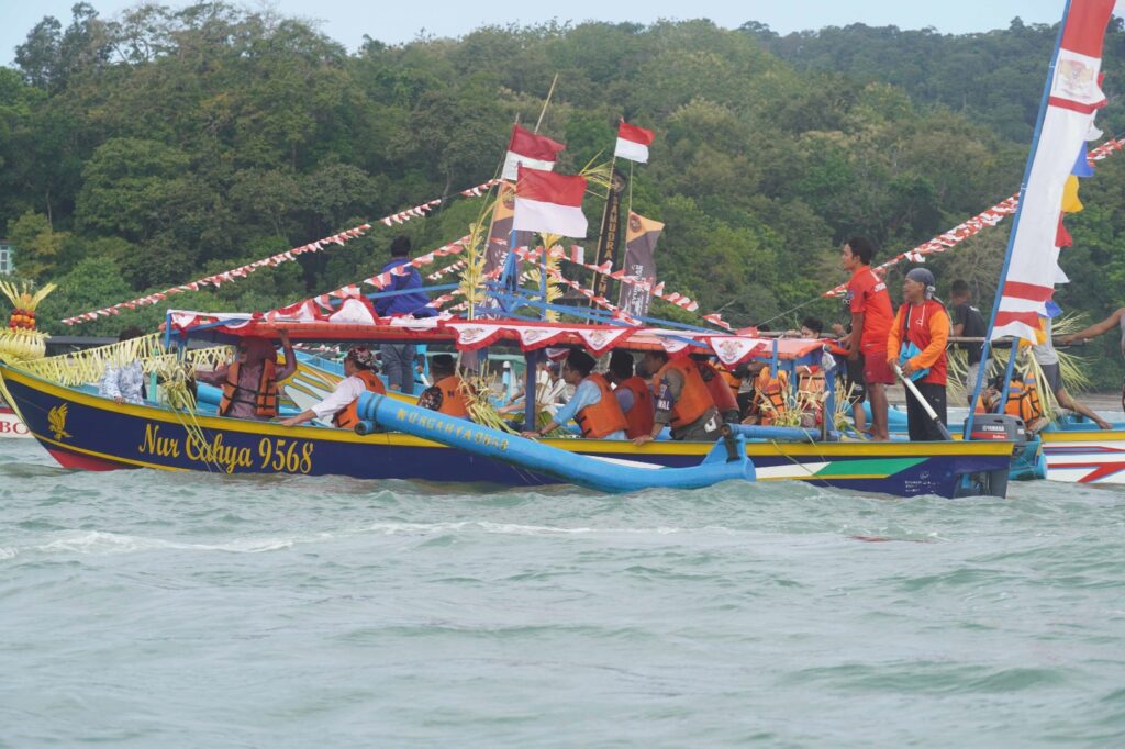 Bukan Hanya Sebuah Ritual dan Perayaan, Ini Dia Makna Hajat Laut Yang Sesungguhnya!