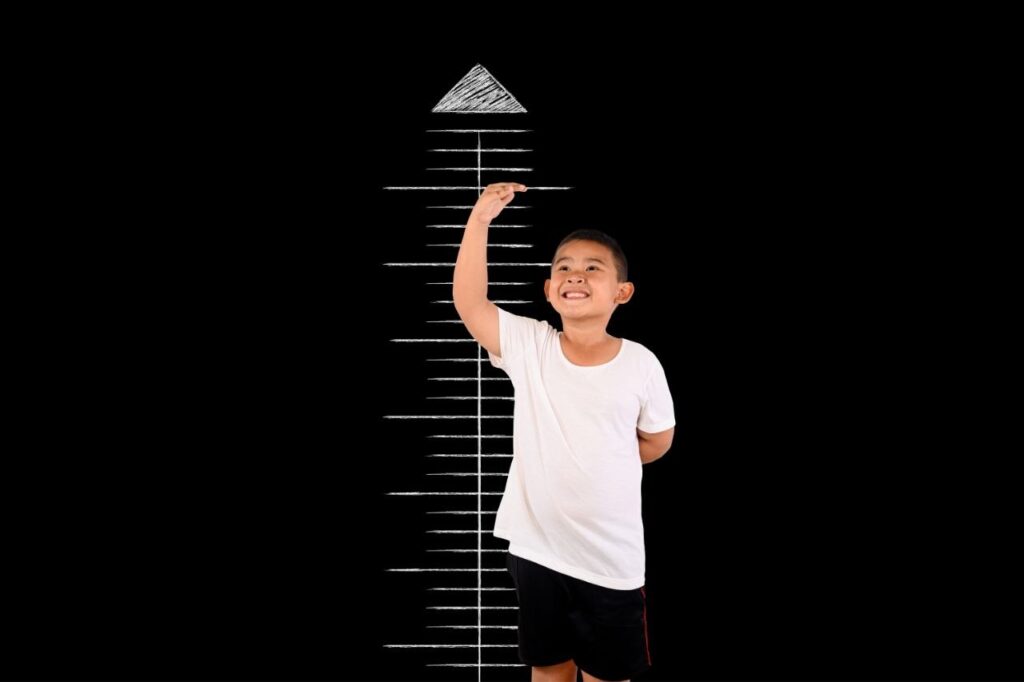 Gambar anak mengukur badannya untuk tumbuh tinggi